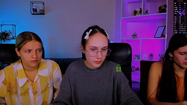 Snapshot of mona_cloud chatting on 11.18.25 mona cloud online show from 11.18.25