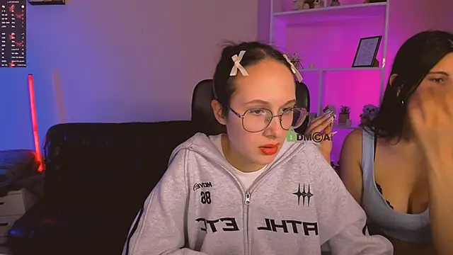 Snapshot of mona_cloud chatting on 11.25.25 mona cloud online show from 11.25.25