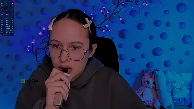 Snapshot of mona_cloud chatting on 12.18.25 mona cloud online show from 12.18.25