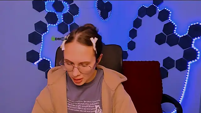 Snapshot of mona_cloud chatting on 12.20.25 mona cloud online show from 12.20.25