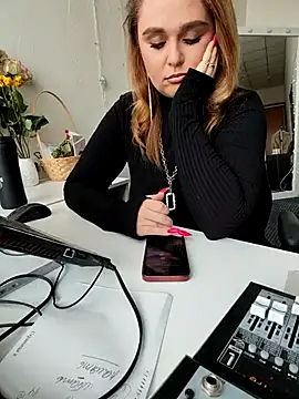 Juicy PeachLux online show from 03.12.25