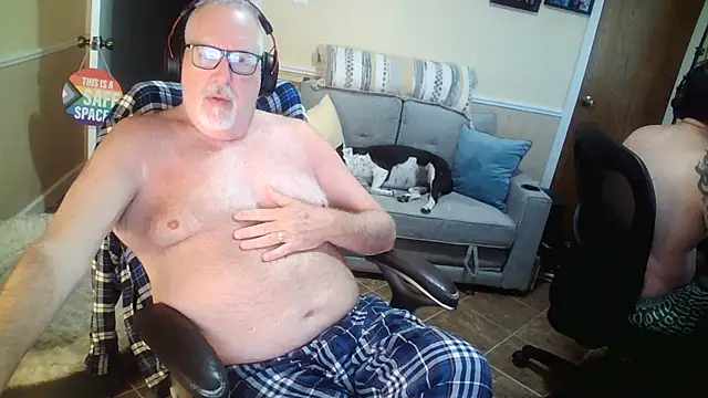 Snapshot of superbearboss chatting on 05.17.26 superbearboss online show from 05.17.26