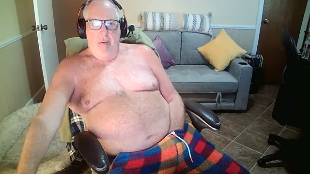 Snapshot of superbearboss chatting on 06.15.26 superbearboss online show from 06.15.26
