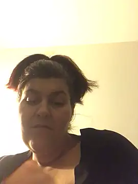 Snapshot of Curvy-Essex-Milf chatting on 03.23.25 Curvy-Essex-Milf online show from 03.23.25