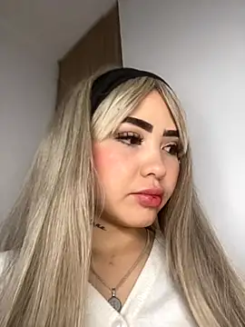 Snapshot of Mia_cullen_ chatting on 10.12.25 Mia cullen online show from 10.12.25