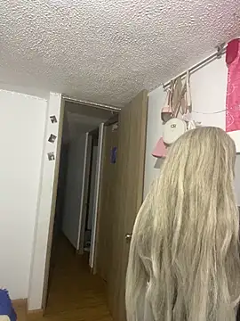 Snapshot of Mia_cullen_ chatting on 11.10.25 Mia cullen online show from 11.10.25