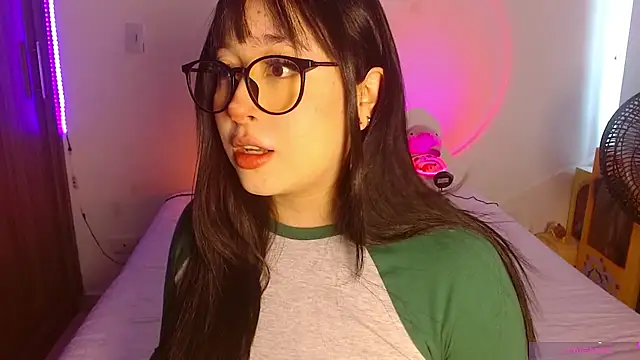 Snapshot of Oliviargf chatting on 06.23.26 Oliviargf online show from 06.23.26