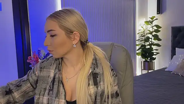 Snapshot of OhMyEmma chatting on 11.04.25 OhMyEmma online show from 11.04.25