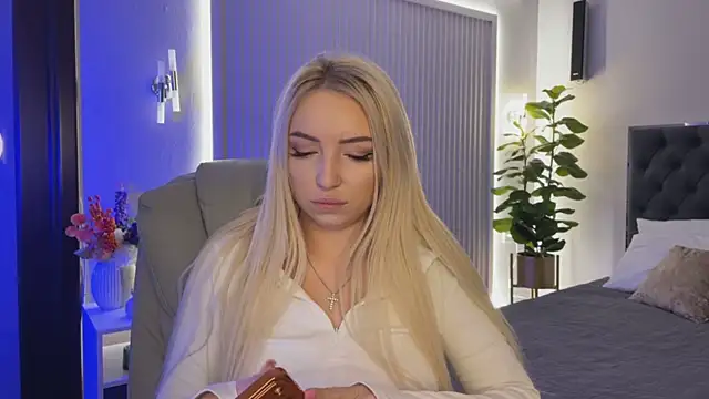 Snapshot of OhMyEmma chatting on 11.09.25 OhMyEmma online show from 11.09.25