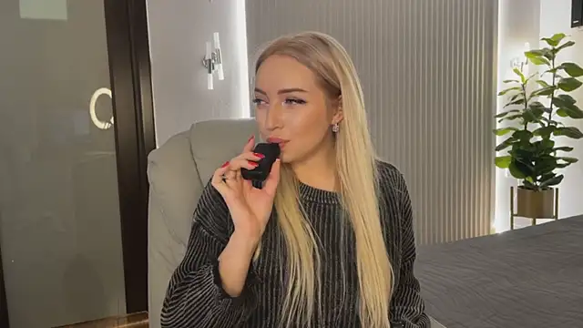 Snapshot of OhMyEmma chatting on 11.13.25 OhMyEmma online show from 11.13.25