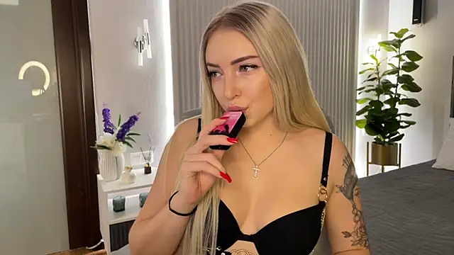 Snapshot of OhMyEmma chatting on 11.22.25 OhMyEmma online show from 11.22.25