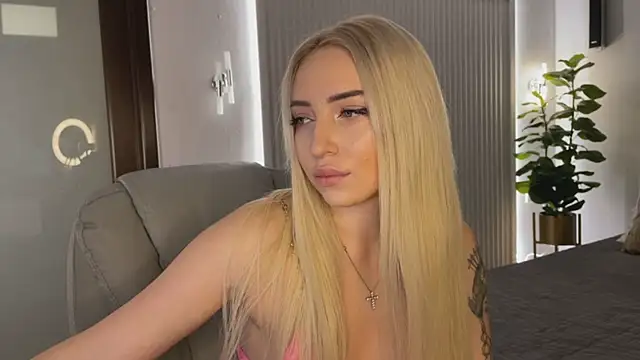 Snapshot of OhMyEmma chatting on 11.30.25 OhMyEmma online show from 11.30.25