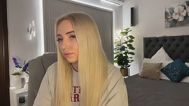 Snapshot of OhMyEmma chatting on 12.04.25 OhMyEmma online show from 12.04.25