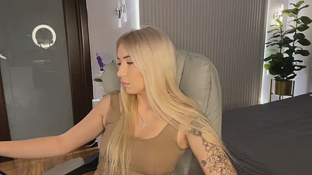 Snapshot of OhMyEmma chatting on 01.16.26 OhMyEmma online show from 01.16.26