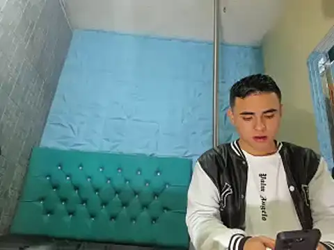 Snapshot of NohaCollens chatting on 03.08.25 NohaCollens online show from 03.08.25