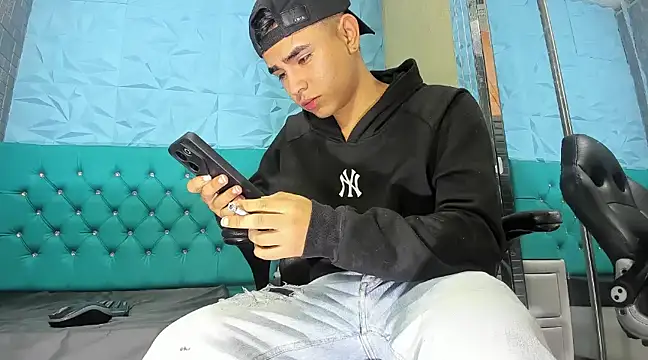 Snapshot of NohaCollens chatting on 03.19.25 NohaCollens online show from 03.19.25