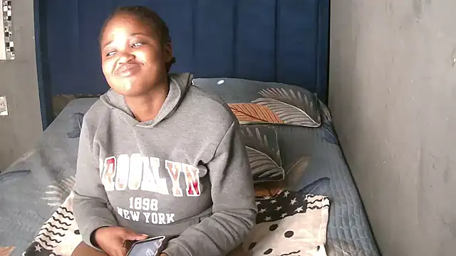 Snapshot of SexyShybarbie chatting on 12.15.25 SexyShybarbie online show from 12.15.25