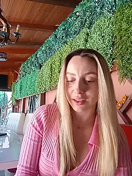 Snapshot of AlexisWhit chatting on 05.16.26 AlexisWhit online show from 05.16.26