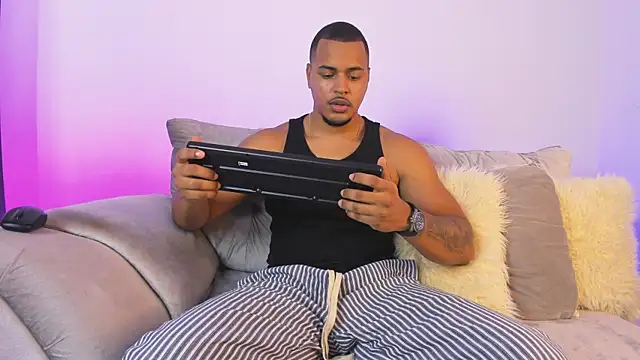 Snapshot of AshtonnSummer chatting on 11.14.25 AshtonnSummer online show from 11.14.25