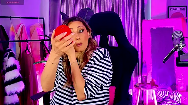 SarahAlluring online show from 04.27.26