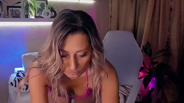 Snapshot of SarahAlluring chatting on 05.31.26 SarahAlluring online show from 05.31.26