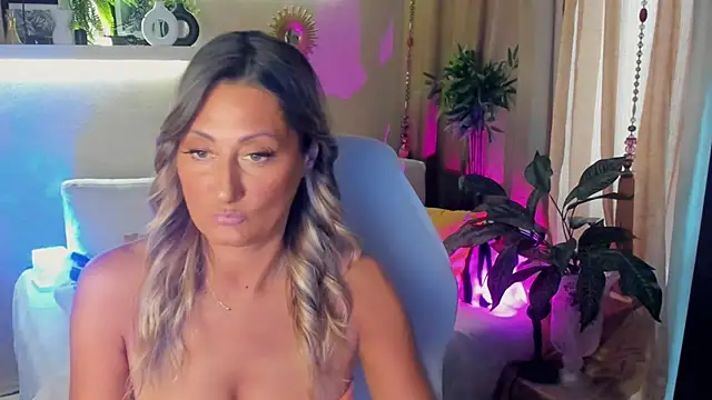 Snapshot of SarahAlluring chatting on 06.15.26 SarahAlluring online show from 06.15.26