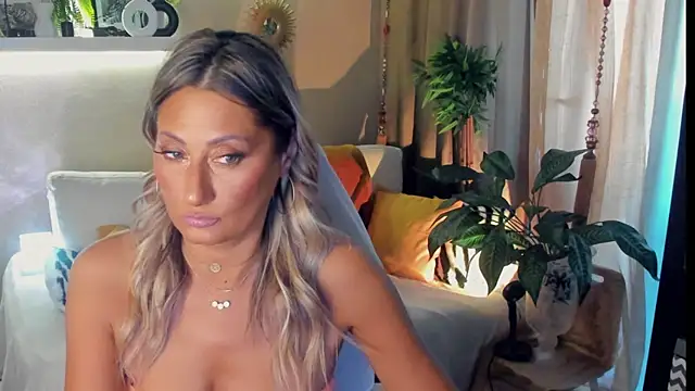 Snapshot of SarahAlluring chatting on 07.14.26 SarahAlluring online show from 07.14.26