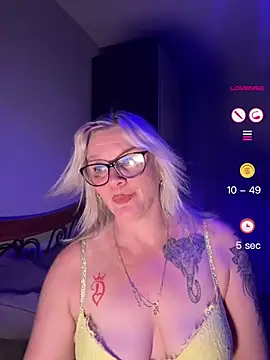 Snapshot of Curvy-Cleo chatting on 07.14.26 Curvy-Cleo online show from 07.14.26