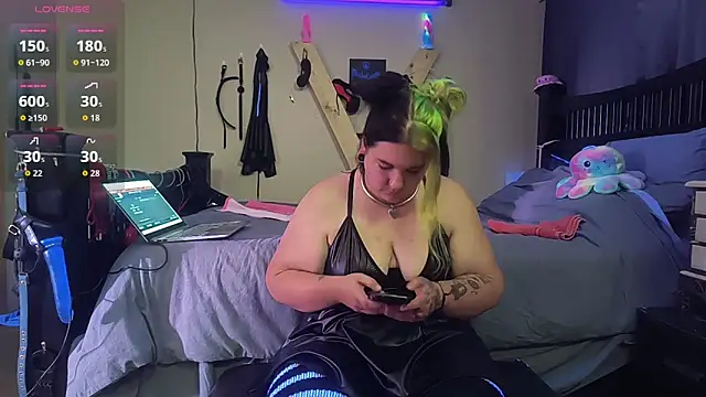 Snapshot of KinkyBratandDaddy chatting on 11.19.25 KinkyBratandDaddy online show from 11.19.25