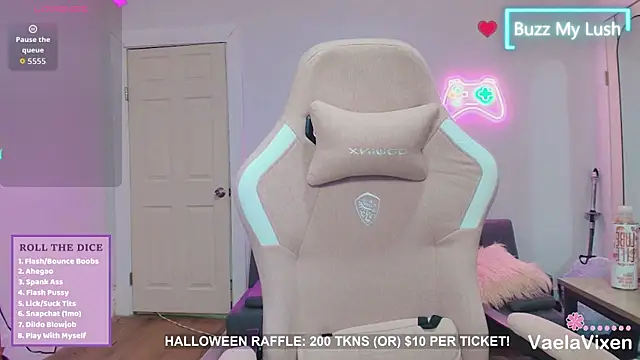 Snapshot of VaelaVixen chatting on 10.24.25 VaelaVixen online show from 10.24.25