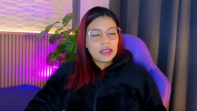 TiffanyWalk online show from 11.12.25