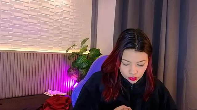 TiffanyWalk online show from 12.05.25