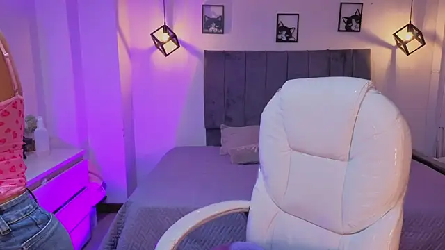 Pretty Johnson  online show from 06.14.26