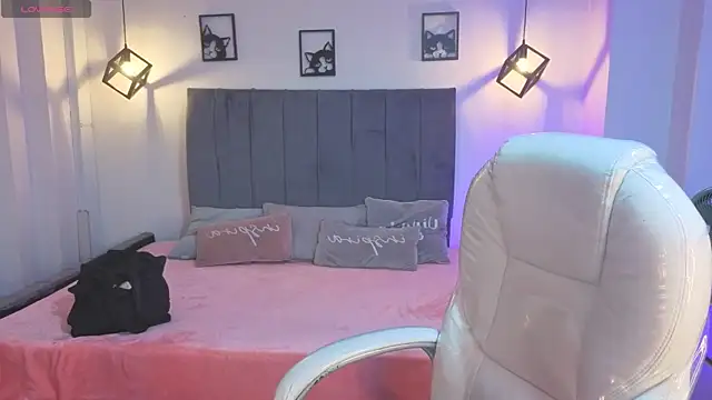 Pretty Johnson  online show from 07.26.26