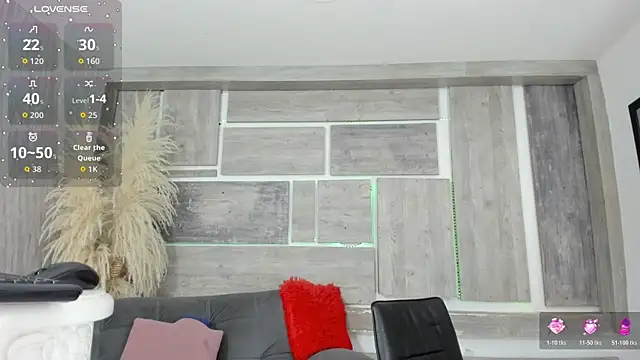 Snapshot of lunastorm_ chatting on 12.21.25 lunastorm online show from 12.21.25