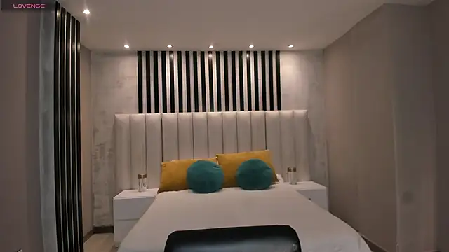 MaiaCollins online show from 11.28.25