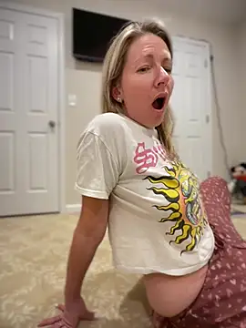 Snapshot of LittleMsMILF chatting on 02.24.26 LittleMsMILF online show from 02.24.26