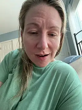 Snapshot of LittleMsMILF chatting on 02.25.26 LittleMsMILF online show from 02.25.26