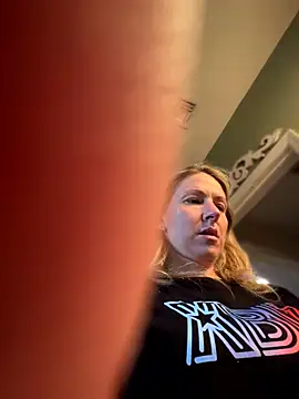 Snapshot of LittleMsMILF chatting on 03.02.26 LittleMsMILF online show from 03.02.26