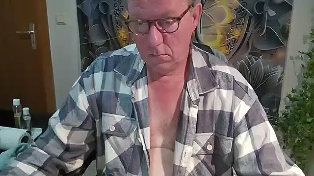 Snapshot of JamesBauer chatting on 11.09.25 JamesBauer online show from 11.09.25