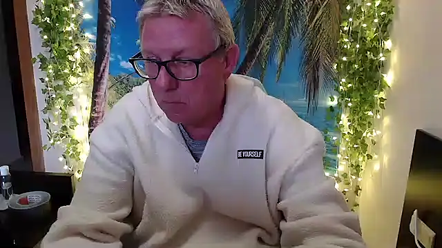 Snapshot of JamesBauer chatting on 11.19.25 JamesBauer online show from 11.19.25