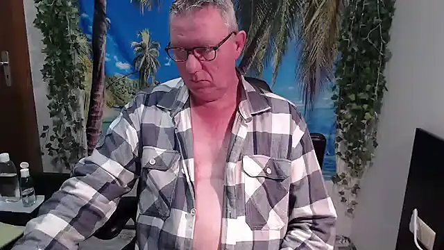 Snapshot of JamesBauer chatting on 12.01.25 JamesBauer online show from 12.01.25