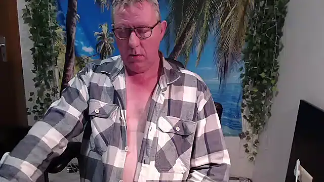 Snapshot of JamesBauer chatting on 12.17.25 JamesBauer online show from 12.17.25