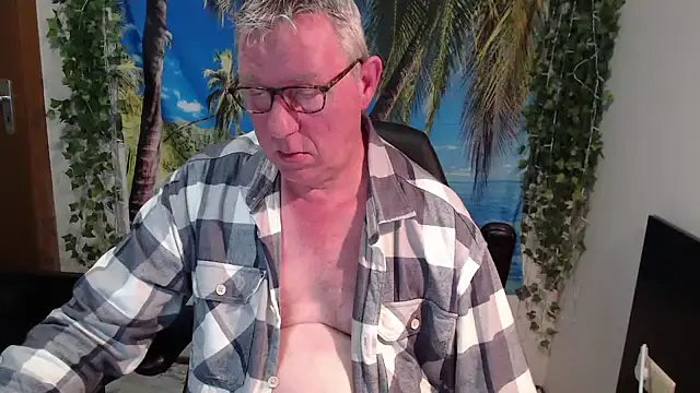 Snapshot of JamesBauer chatting on 12.18.25 JamesBauer online show from 12.18.25