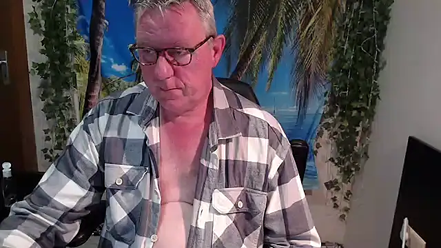 Snapshot of JamesBauer chatting on 12.19.25 JamesBauer online show from 12.19.25