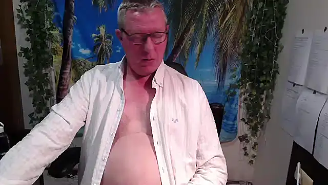 Snapshot of JamesBauer chatting on 12.22.25 JamesBauer online show from 12.22.25