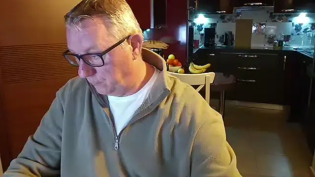 Snapshot of JamesBauer chatting on 02.01.26 JamesBauer online show from 02.01.26