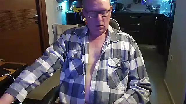 Snapshot of JamesBauer chatting on 02.17.26 JamesBauer online show from 02.17.26