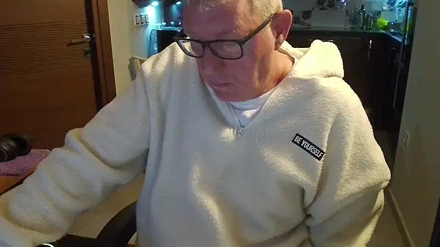 Snapshot of JamesBauer chatting on 02.21.26 JamesBauer online show from 02.21.26