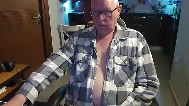 Snapshot of JamesBauer chatting on 02.25.26 JamesBauer online show from 02.25.26